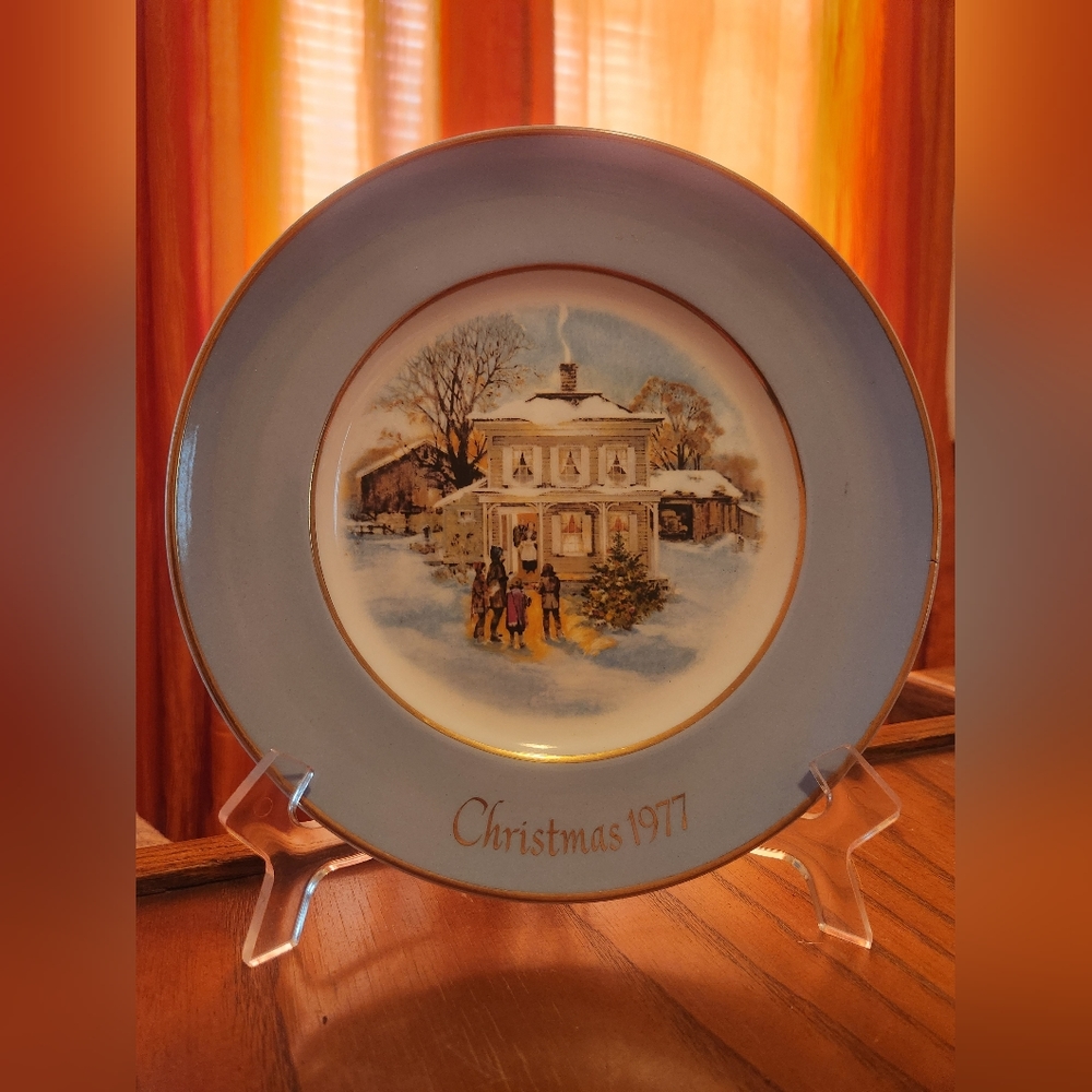 Vintage Avin Christmas Plate "Carollers In The Snow"